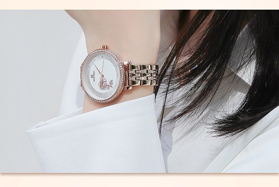 Relógio Feminino Elegante de Luxo Estilo Diamantes em Aço Inoxidável NAVIFORCE no Braço